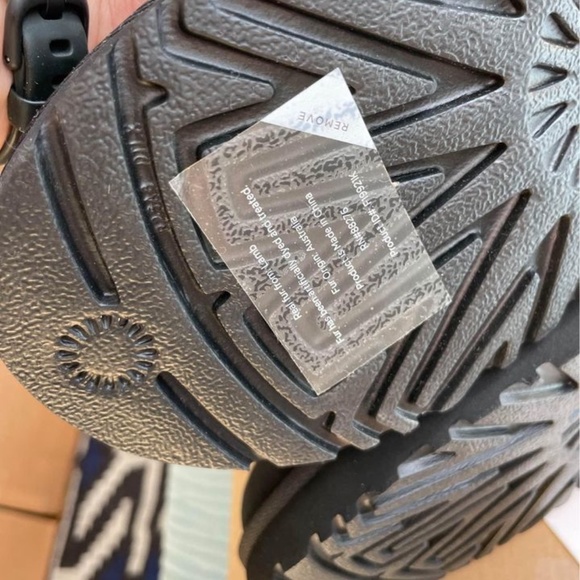 NEW 6 AUTHENTIC UGG Women's Mini Bailey Button II Boot, Black, 6 - Picture 5 of 9